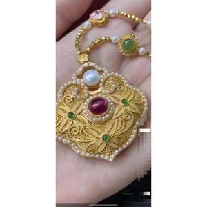 Pendentif en filigrane doré avec incrustation de rubis et de jade, accents de perles, bijoux fins, charme - Product Image 1