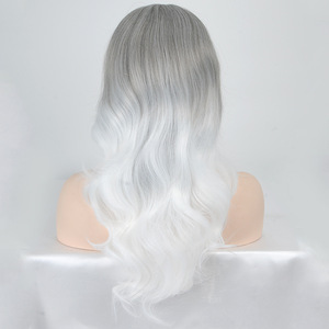 Venta al por mayor del fabricante: Peluca completa de cabello largo rizado con raya en medio para <span class=keywords><strong>mujer</strong></span>, color <span class=keywords><strong>gris</strong></span> <span class=keywords><strong>ceniza</strong></span> con bloques de color, grandes ondas, sintética, resistente a altas temperaturas. - Product Image 4