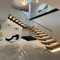 Escalier droit CBMmart de luxe à poutre unique avec marches en chêne blanc et support de marche invisible en acier pour villa