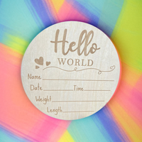 Panneau d'annonce de naissance « Hello World » avec décoration gravée au laser, accueillant les nouveau-nés avec un pack bébé « Hello World »