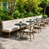 Meubles de jardin Ron Group pour restaurant extérieur, banquettes, table ronde en métal, chaise en bois confortable et imperméable pour café
