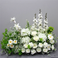 Décoration de mariage avec arrangement floral de style forestier, arrangement floral au sol, fleurs de simulation pour mariage
