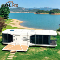 Cabine modulaire de glamping avec fenêtre en verre pour l'hébergement en station balnéaire dans une maison capsule spatiale