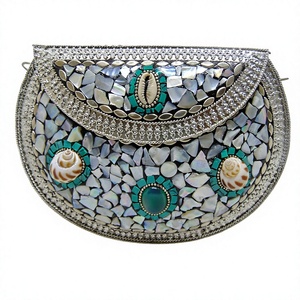 Bolso de mano bohemio para boda, hecho a mano, con mosaico de metal, perlas y conchas, forro de terciopelo y correa de cadena. - Product Image 1