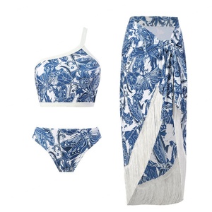 Conjunto de ropa de playa de 3 piezas para mujer, diseño personalizado, bikini de un hombro con cintura alta y falda de playa con flecos, traje de baño estampado - Product Image 1