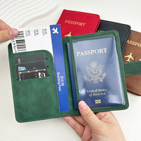 Porta Pasaportes de Cuero PU con Estampado Dorado y Cierre a Presión, con Múltiples Ranuras para Tarjetas