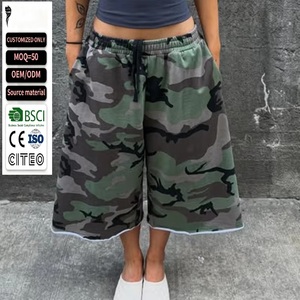 Shorts de survêtement pour homme à taille élastiquée, ourlet brut, imprimé camouflage intégral, longueur 3/4, très vendus - Product Image 1