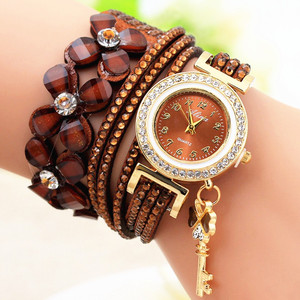 Vente en gros de montres en quartz pour femmes avec pendentifs trèfle à <span class=keywords><strong>quatre</strong></span> feuilles enveloppés dans du velours coréen pour <span class=keywords><strong>le</strong></span> commerce extérieur - Product Image 5