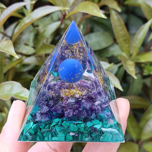 Pyramide en résine époxy avec cristal, ornement de bureau artisanal avec sphère de lapis-lazuli, améthyste, malachite, décoration d'intérieur - Product Image 2