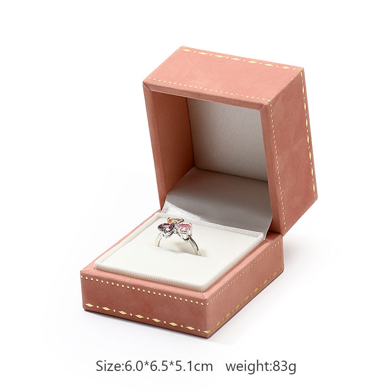 กล่องใส่แหวนสีชมพู