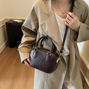 Bolso de Mano Retro Versátil para Mujer, Otoño/Invierno 2025, Minimalista, Casual, de Hombro y Cruzado, Tipo Almohada, para el Trabajo y el Transporte Diario - Product Image 5