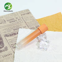 Vente en gros usine : Nouveau tube de brillant à lèvres rond dégradé orange et rose avec capuchon côtelé, emballage cosmétique en plastique OEM/ODM