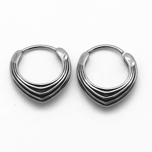 Pendientes Huggie y Aros de Moda yunnique de Acero Inoxidable 316 con Diseño Triangular Minimalista y Fácil de Colocar - Product Image 5
