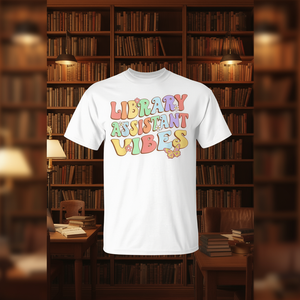 Camiseta Library Assistant Vibes con diseño retro de bibliotecario, primer día de clases - Product Image 3