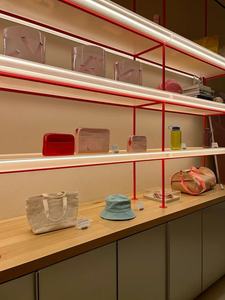 Diseño de Tienda de Regalos, Muebles para Tienda de Estilo de Vida, Muebles para Tienda de Recuerdos, Exhibidores de Techo con LED - Product Image 4