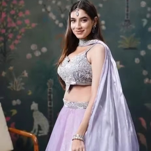 Conjunto de Lehenga Choli bordado en lavanda con blusa de lentejuelas y dupatta para mujer - Product Image 1