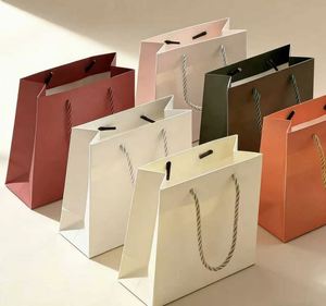 Bolsa de Regalo de Papel Personalizada con Asa, Bolsas de Papel Impresas con Logotipo Personalizado para Empaque - Product Image 1