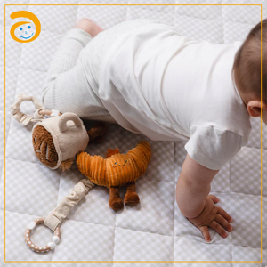 Jouets suspendus pour poussette bébé, mignons, en forme <span class=keywords><strong>de</strong></span> <span class=keywords><strong>latte</strong></span> et <span class=keywords><strong>de</strong></span> croissant, hochets en peluche douce avec anneau <span class=keywords><strong>de</strong></span> dentition, jouets sensoriels pour siège auto et berceau nouveau-né - Product Image 4
