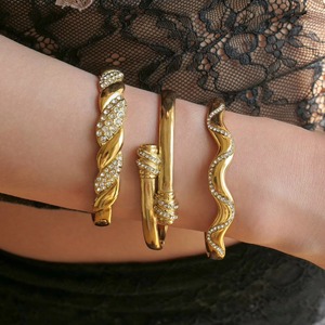Bracelet Iced Out Wave en acier inoxydable plaqué or 18 carats avec zircon, super brillant, style vintage, bijoux de luxe pour femmes - Product Image 5