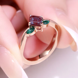 Bague de fiançailles en or massif 18 carats avec alexandrite de laboratoire taille cerf-volant, pierre précieuse d'alexandrite de laboratoire, bague de mariage pour femme, design élégant - Product Image 1