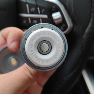 น้ำหอมปรับอากาศในรถยนต์ Xiang Xun หนังแท้ กลิ่นหอมติดทนนาน หรูหรา กลิ่นอโรมาเธอราพี ใช้งานได้นาน 120-180 วัน - Product Image 4