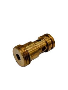 Pièce tournée en laiton usinée CNC de haute précision dimensionnelle avec trous percés et extrémité carrée pour raccords d'outils - Product Image 1