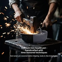Wok multifonctionnel antiadhésif en fer titane martelé style TikTok, poêle à frire en fer à haute teneur en carbone épaissi avec couvercle en verre