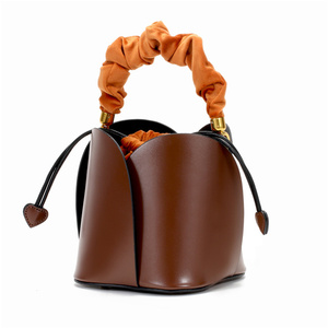 Mini Borsa a Secchiello da Donna di Design Ultima Novità alla Moda con Coulisse in Vera Pelle e Tracolla - Product Image 2