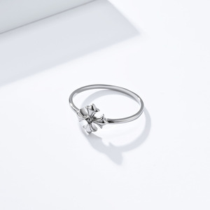 แหวนสแตนเลสลายดอกไม้ สีเงิน สีทอง เครื่องประดับผู้หญิง ของขวัญ แฟชั่น น้ำหนักเบา สไตล์หรูหรา - Product Image 4