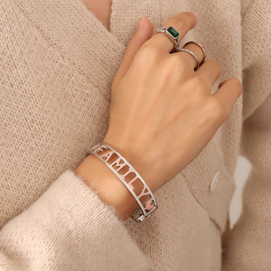 Pulsera de Acero Inoxidable Chapada en Oro con Diseño Elegante de Letras Familiares Rosadas, Estilo Coreano, Juvenil y Combinable con Todo - Product Image 4
