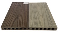 Terrasse en composite bois-plastique moderne, résistante aux intempéries, ignifuge, écologique, antidérapante, lisse, à clipser
