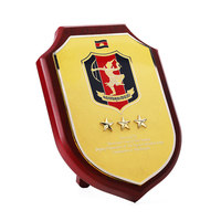 Fabricant personnalisé Excellent médaillon en métal anniversaire plaque de bouclier en bois médailles avec boîte cadeau