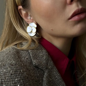 Pendientes de Perlas con Forma de Gota de Aceite y Flores de Acero Inoxidable de Lujo de Alta Gama Estilo Europeo Americano, Joyería de Moda para Aniversario - Product Image 4