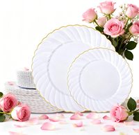 Assiettes en plastique jetables élégantes de couleur ivoire à bords festonnés avec bordure dorée