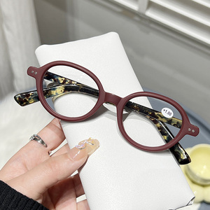 แว่นอ่านหนังสือ YC11324 สำหรับผู้หญิง กรอบพีซี เลนส์เรซิ่น ป้องกันแสงสีฟ้า น้ำหนักเบา ปรับสายตาคมชัดสูง - Product Image 3