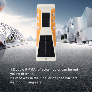 Réflecteur de délimitation routière solaire en plastique, étanche IP68 - Product Image 1