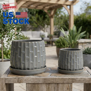 Juego de dos macetas de cerámica gris esmaltada hechas a mano, de 6 y 8 pulgadas, con diseño acanalado vertical y platillos, disponibles al por mayor. - Product Image 2