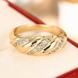 Anello con Design a Corda Intrecciata, Stile Texturizzato per Donne - Product Image 3