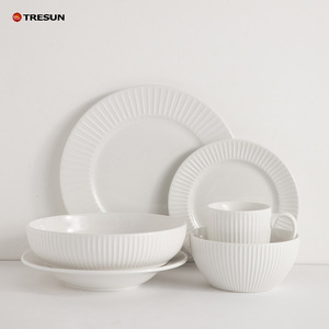 Service de vaisselle en porcelaine blanche gaufrée durable écologique avec motif en relief minimaliste - Product Image 1