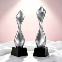 Trophée de luxe en résine rose rouge, sculpture florale créative avec finition brillante pour les récompenses de mariage et de concours de beauté