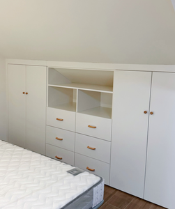 Armadio su Misura per Soffitta con Design a Soffitto Inclinato, Ripiani Aperti e Cassetti Multipli per <span class=keywords><strong>Camera</strong></span> <span class=keywords><strong>da</strong></span> <span class=keywords><strong>Letto</strong></span> con Tetto Inclinato - Product Image 1