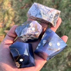 Vente en gros de pierres de guérison en agate bleue de style bohème naturel, sculptées en forme de fleur de cerisier, pour la décoration de la maison et les cadeaux - Product Image 5