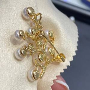 Broche en perle d'eau douce de haute qualité, couleur or, matériau préservant la couleur, 'Arbre du bonheur', fleur de poitrine, broche élégante en cristal - Product Image 3