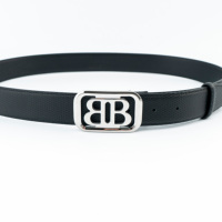 Sabuk Kulit Sapi Hitam Wanita Bertekstur dengan Gesper Logo Double B dari Paduan Logam