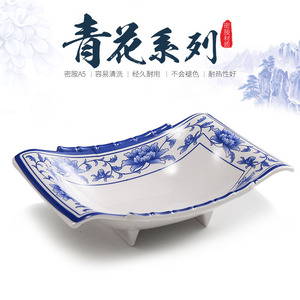 Plato de melamina azul y blanco de forma irregular, duradero, para uso en hoteles y restaurantes. - Product Image 3
