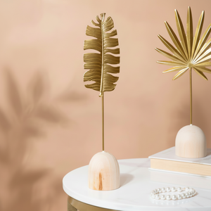 Estatuilla de hoja tropical ranurada dorada; Escultura de penacho de metal; Base de cúpula de madera; disponible a precios al por mayor. - Product Image 1