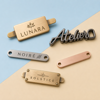 Étiquette métallique émaillée à revêtement époxy pour chaussures, sacs à main, vêtements, parfums – Plaque métallique en émail souple – Faible MOQ – Fournisseur personnalisé haut de gamme