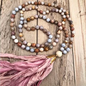 MN11118 Collana Lunga Boho con Perline in <span class=keywords><strong>Pietra</strong></span> <span class=keywords><strong>del</strong></span> <span class=keywords><strong>Sole</strong></span> e Agata, Ciondolo a Nappa con Foglia Dorata, Gemma Naturale Curativa - Product Image 1
