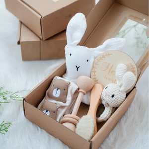 Kaiyue-Ensemble sous-verre en bois blanc personnalisé, boîte-cadeau de douche de bébé avec nouveau-né, jouet, <span class=keywords><strong>d</strong></span>écor de pépinière, chaussettes <span class=keywords><strong>d</strong></span>'amour pour nourrissons, brosse à cheveux, hochet - Product Image 1