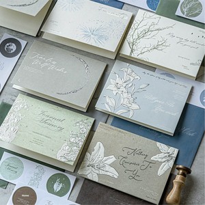 Ensemble de cartes de vœux et d'enveloppes en relief argenté estampé à chaud, thèmes Muguet et Clair de Lune, avec le thème « Tous les Objets Silencieux » - Product Image 1